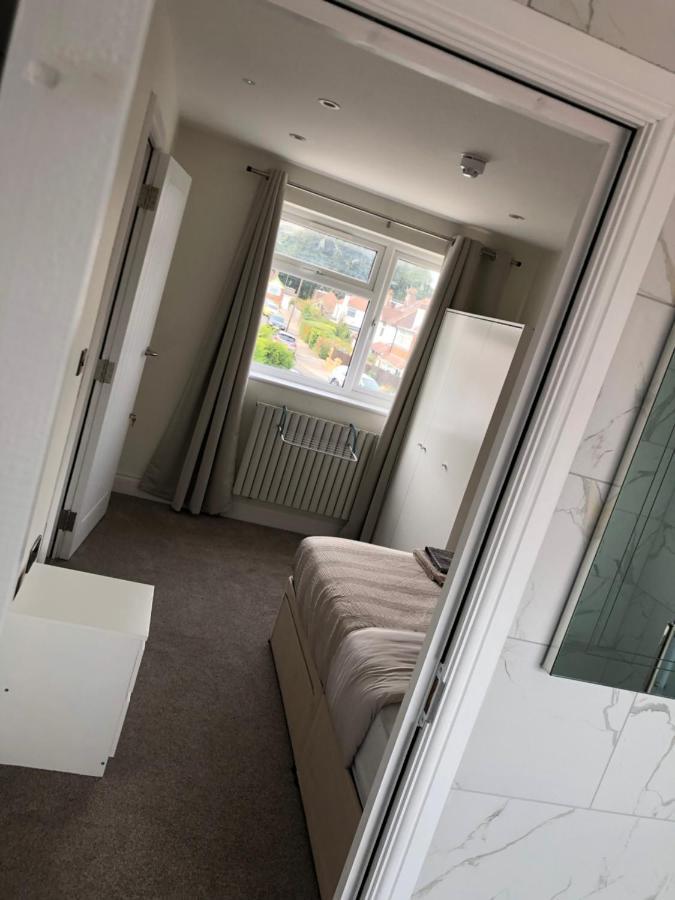 5 Bedroom House In Orpington Buitenkant foto